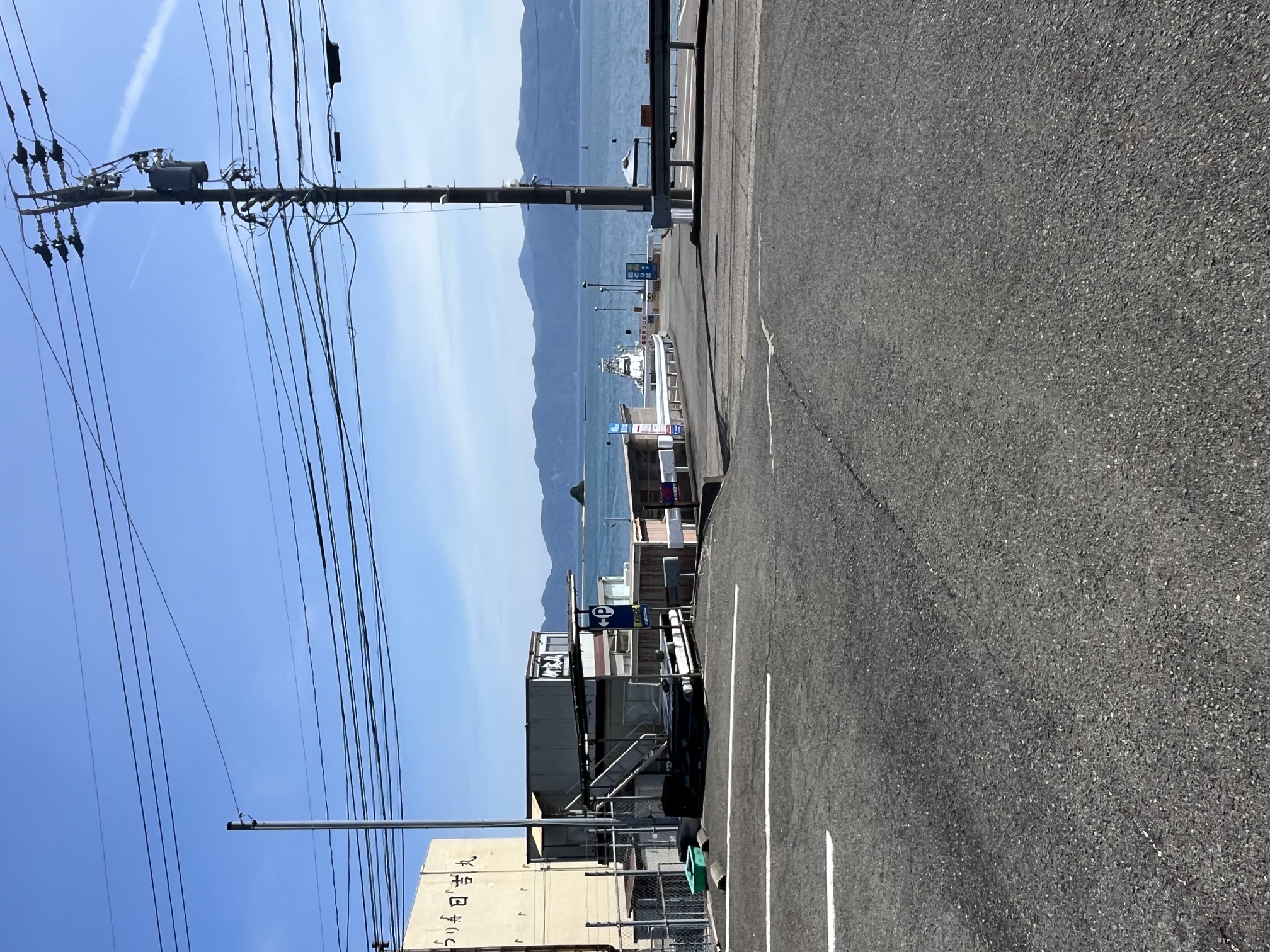駐車場周辺の道路と海